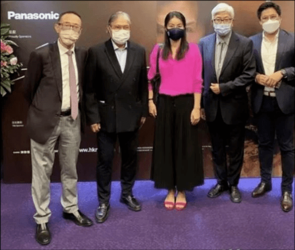 郭晶晶 郭晶晶真是豪门阔太典范！穿粉衬衫跟公公合影竟站C位，美成焦点