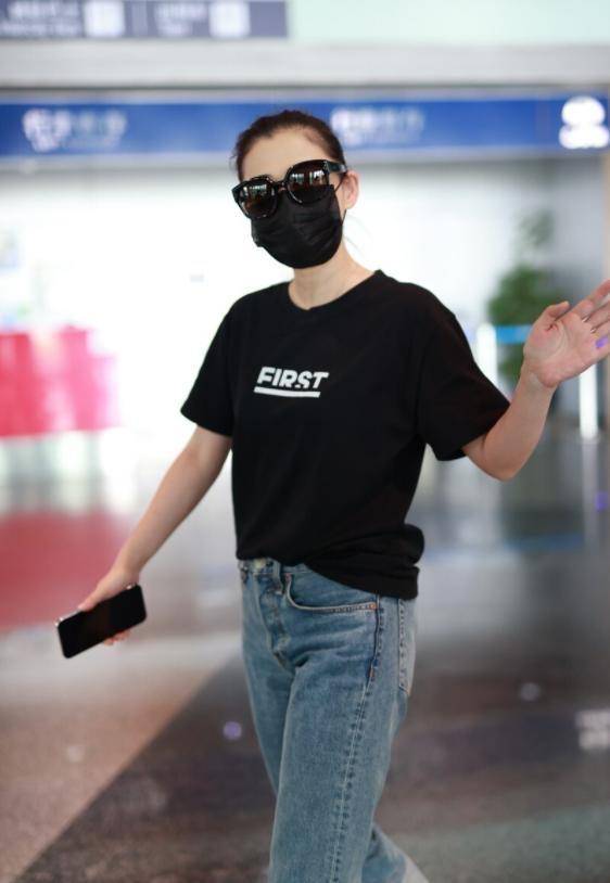 显得 梅婷瘦没了阿姨味,穿黑T配牛仔裤清爽减龄,普通款也穿出高级感