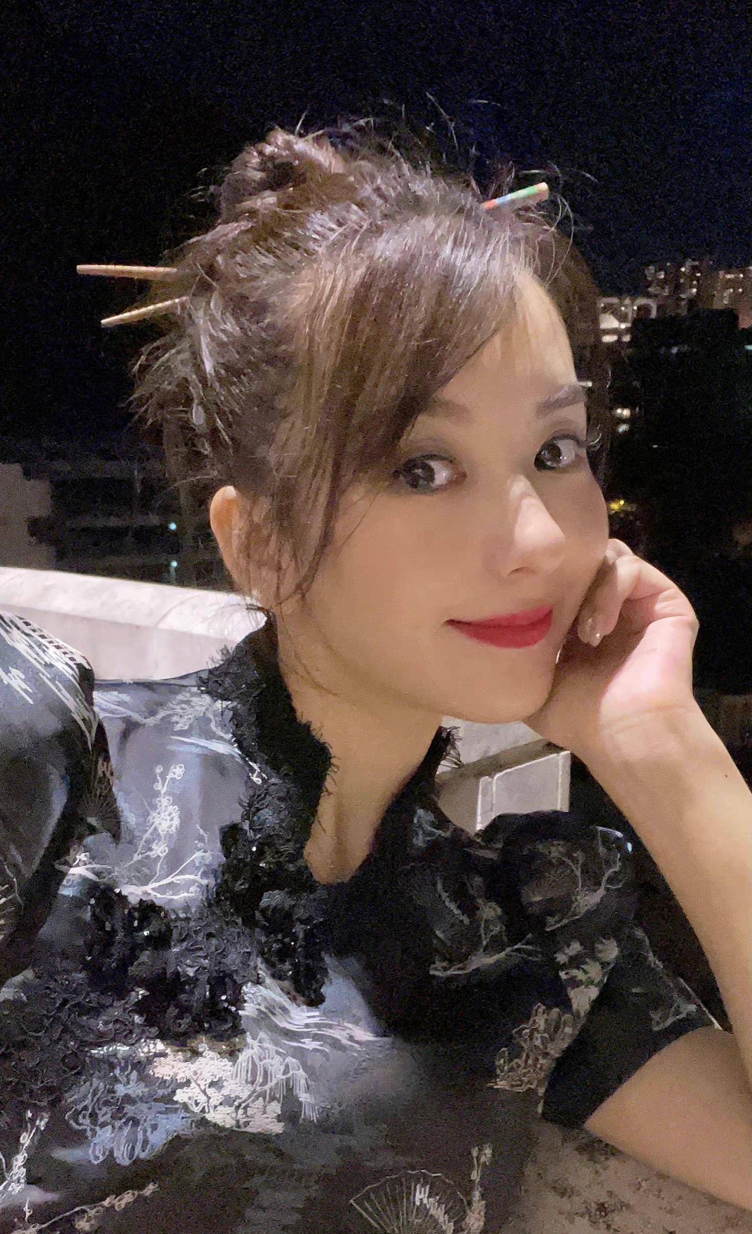 文化 郭富城阖家共度中秋，与方媛手提花灯秀恩爱，俩女儿穿旗袍太呆萌