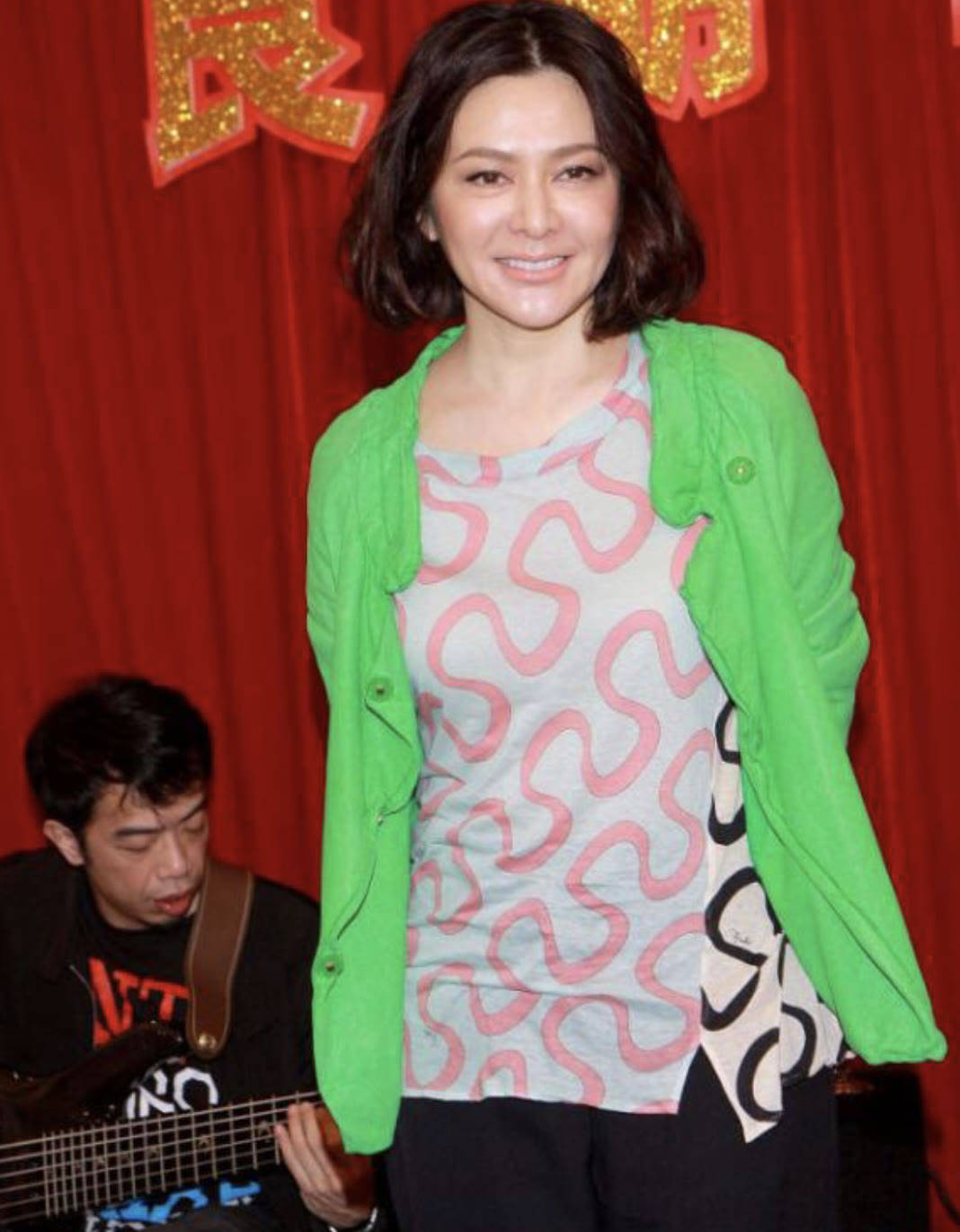 黑色 关之琳美人迟暮,穿绿色外套配黑色5分裤,有了“中年大婶”味道