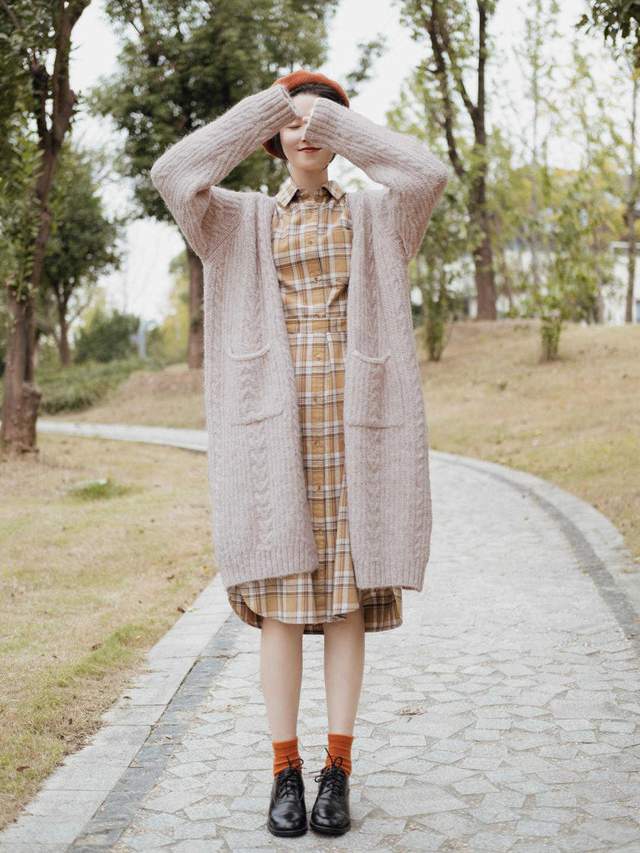 的作用 今秋怎么穿才漂亮?“格子裙+针织衫”简约洋气,美出了新高度