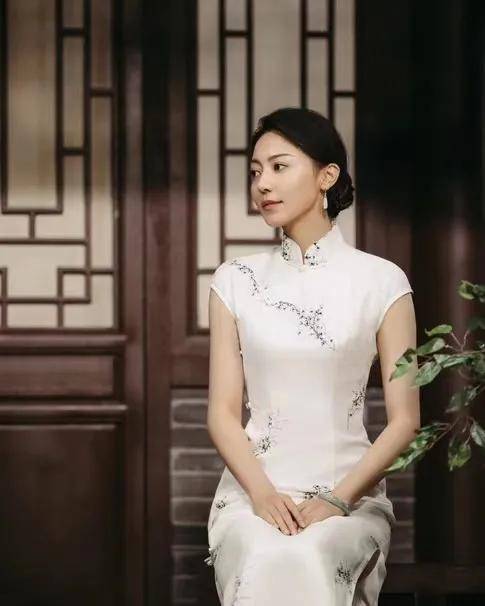 身姿 不愧是杨幂看中的人，黄梦莹旗袍造型身姿曼妙，尽显温婉气质！