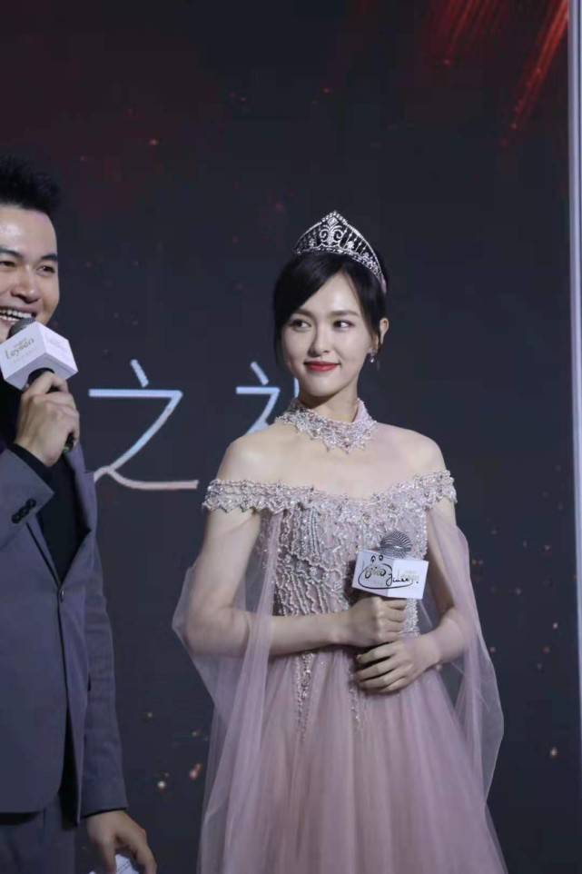 仙女 唐嫣真的是公主吧！穿碎钻仙女裙戴王冠贵气挡不住，幸福写在脸上