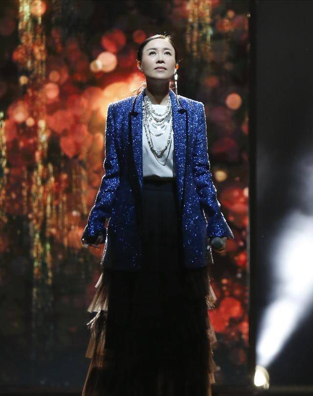 感觉 那英原来这么会穿，孔雀蓝西服套装穿成女强人，哪里像年过半百