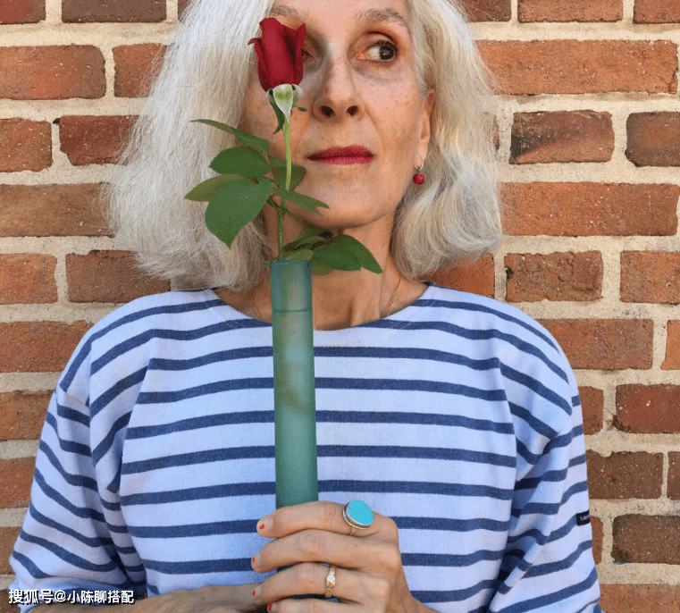 个性 只要你还爱玫瑰就不算老，这位时尚奶奶太会穿，轻松打造年轻态
