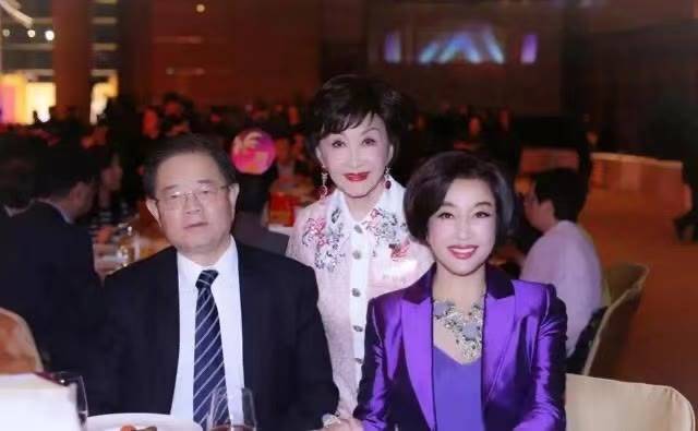 西装 刘晓庆越老越“招摇”，一身亮紫色西装华丽高级，气场确实挺强大