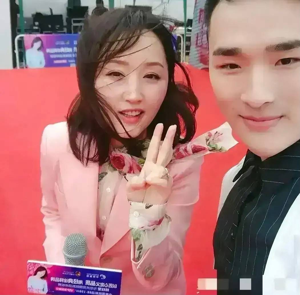 杨钰莹 50岁杨钰莹不愧是不老女神，穿粉西装少女感十足，好状态不输00后