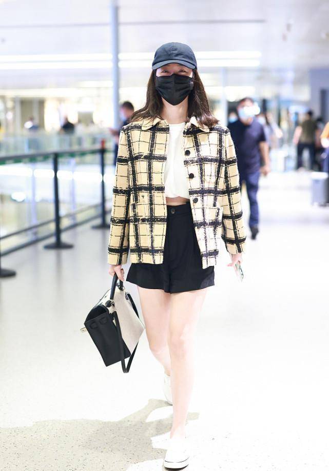 条纹 杨采钰真懂经典的美感，格纹条纹穿出轻奢感，气质高级又文艺