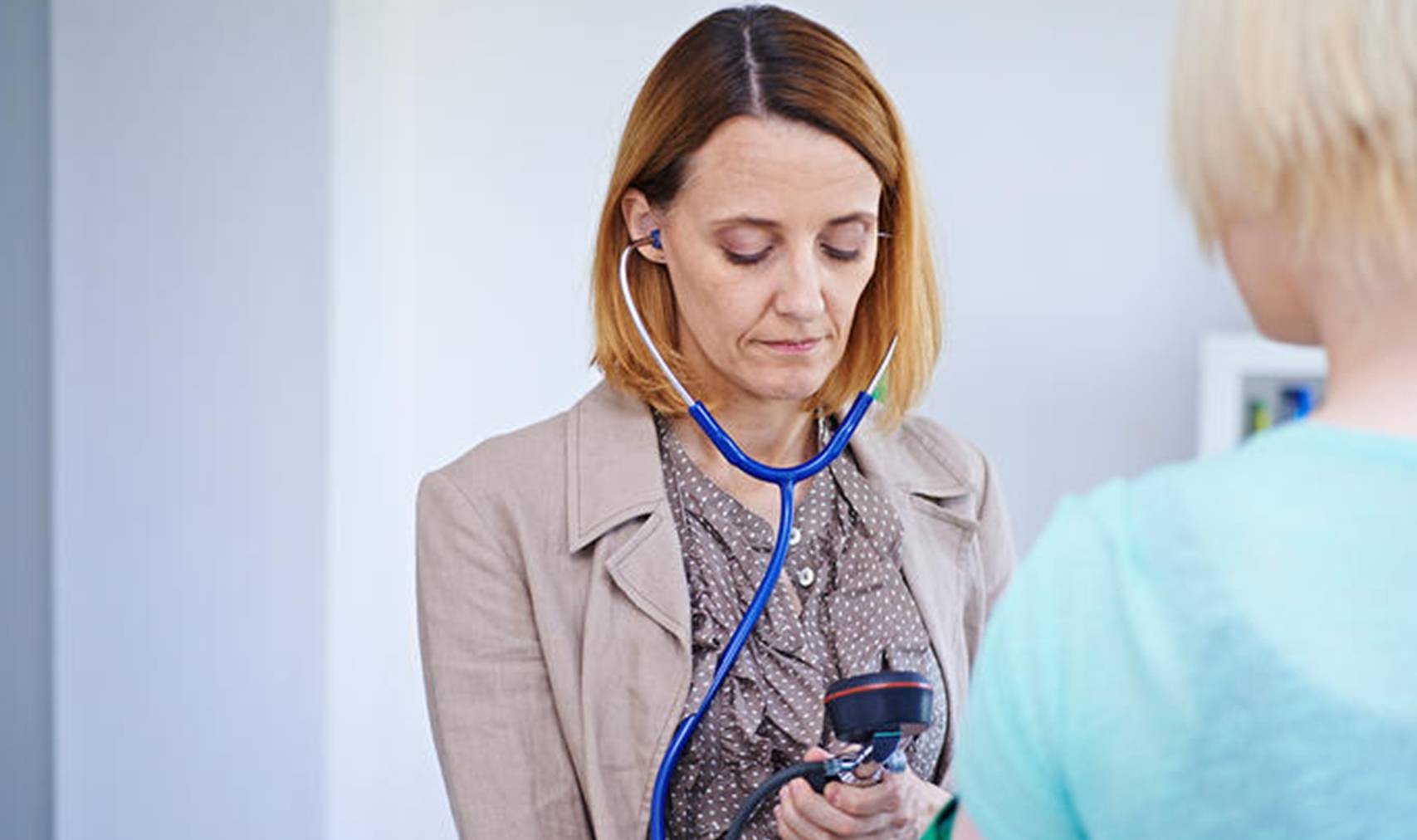 肾脏|32岁女子腰疼不在意,竟确诊为肾病,医生提醒要注意这些三点
