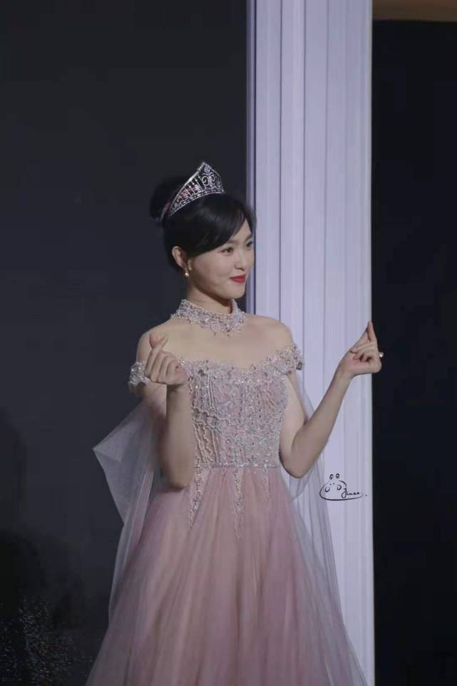 仙女 唐嫣真的是公主吧！穿碎钻仙女裙戴王冠贵气挡不住，幸福写在脸上