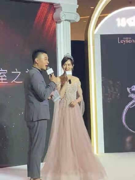 仙女 唐嫣真的是公主吧！穿碎钻仙女裙戴王冠贵气挡不住，幸福写在脸上