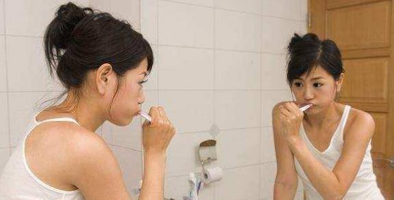 状态|起床先喝水还是先刷牙?很多人弄错了!醒后做这些事对健康影响大