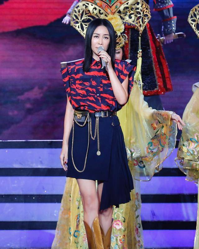 感觉 那英原来这么会穿，孔雀蓝西服套装穿成女强人，哪里像年过半百