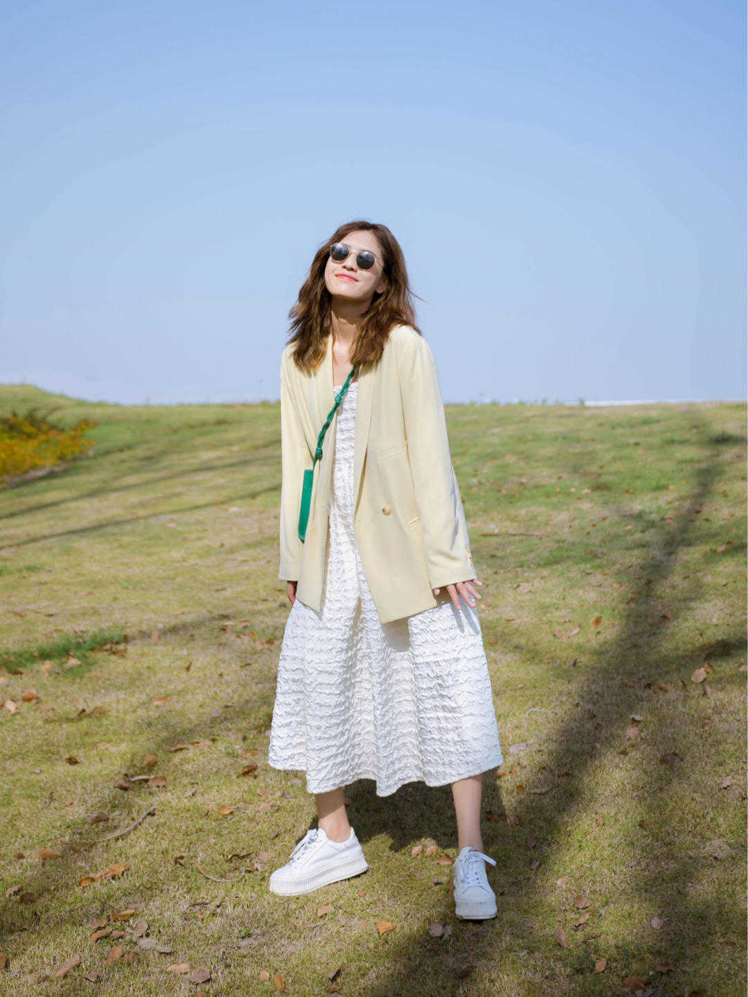 裙子 秋天,穿“小白裙”高级又清新,搭配西装外套干练洒脱,温柔时髦