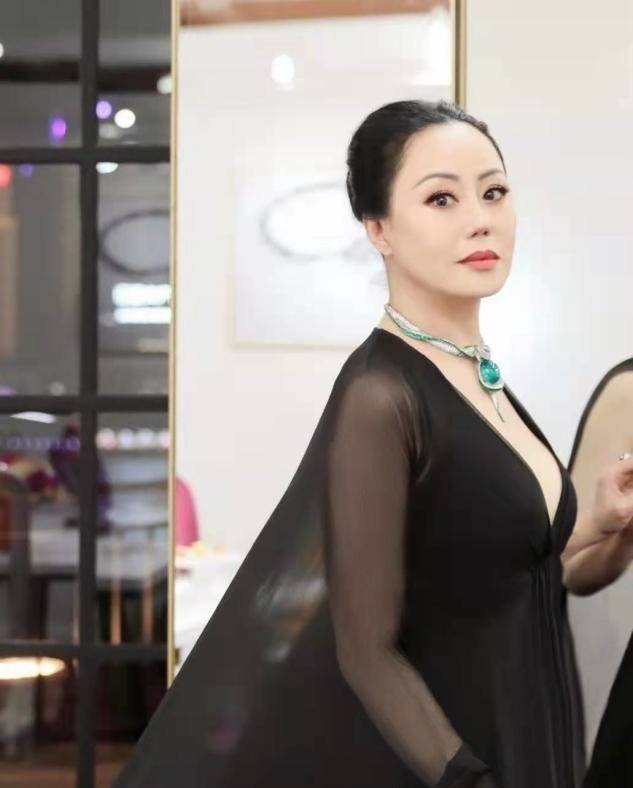 黑色 章小蕙真壕，戴的项链钻石一颗比一颗大，配黑色礼服贵妇范十足