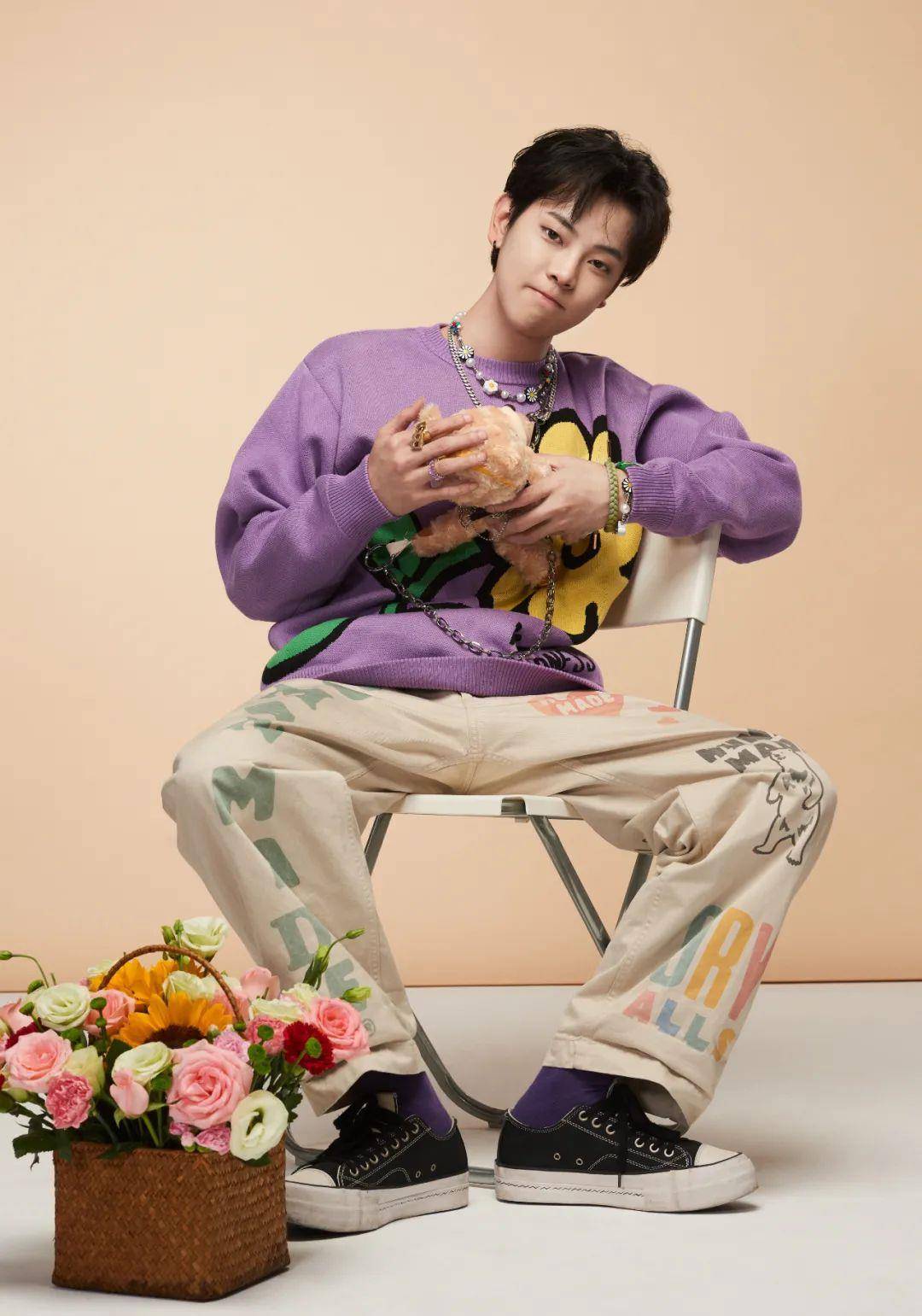 有可爱风的,不时会发些精修写真,p得mother都不认识.