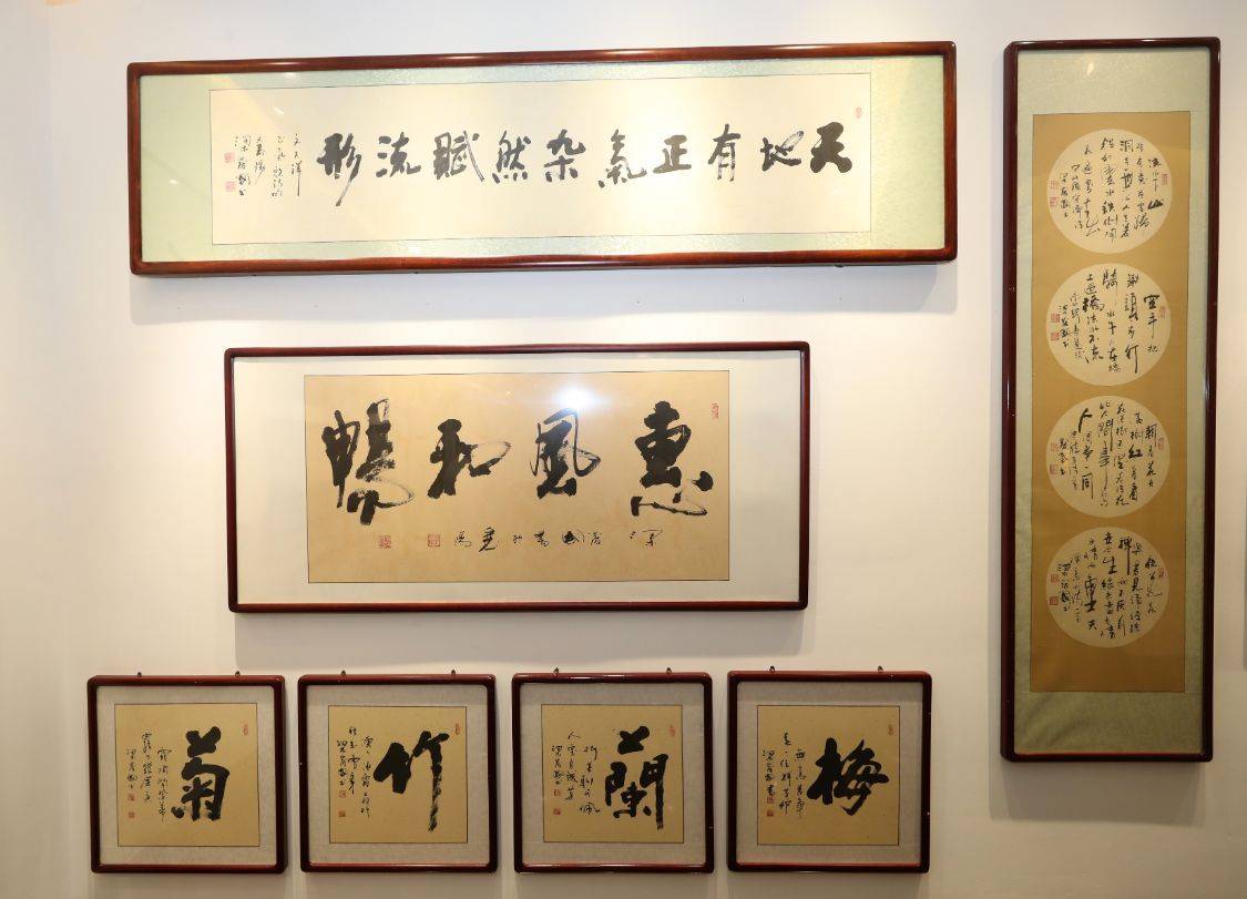 封面|情寄古城襄阳·墨韵汉江封面——梁发国2021书法作品展开幕