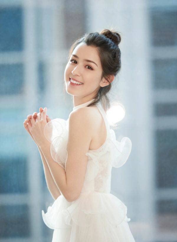 妮克 哈妮克孜化身“人间精灵”，白色娃娃裙俏皮灵动，这才是新疆女神
