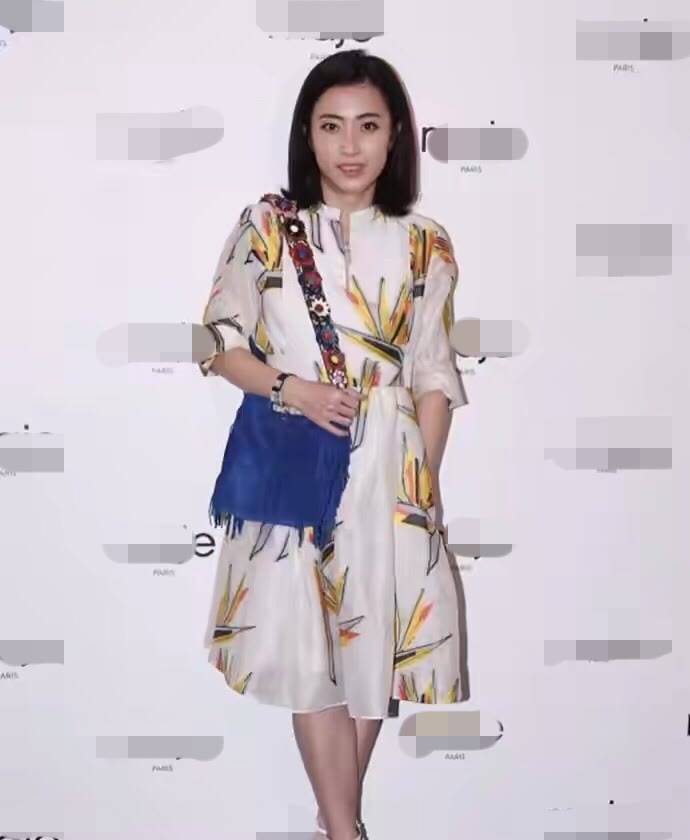 甘比 真正的富婆反而低调，甘比穿碎花连体裤扎丸子头，就像邻家小姐姐