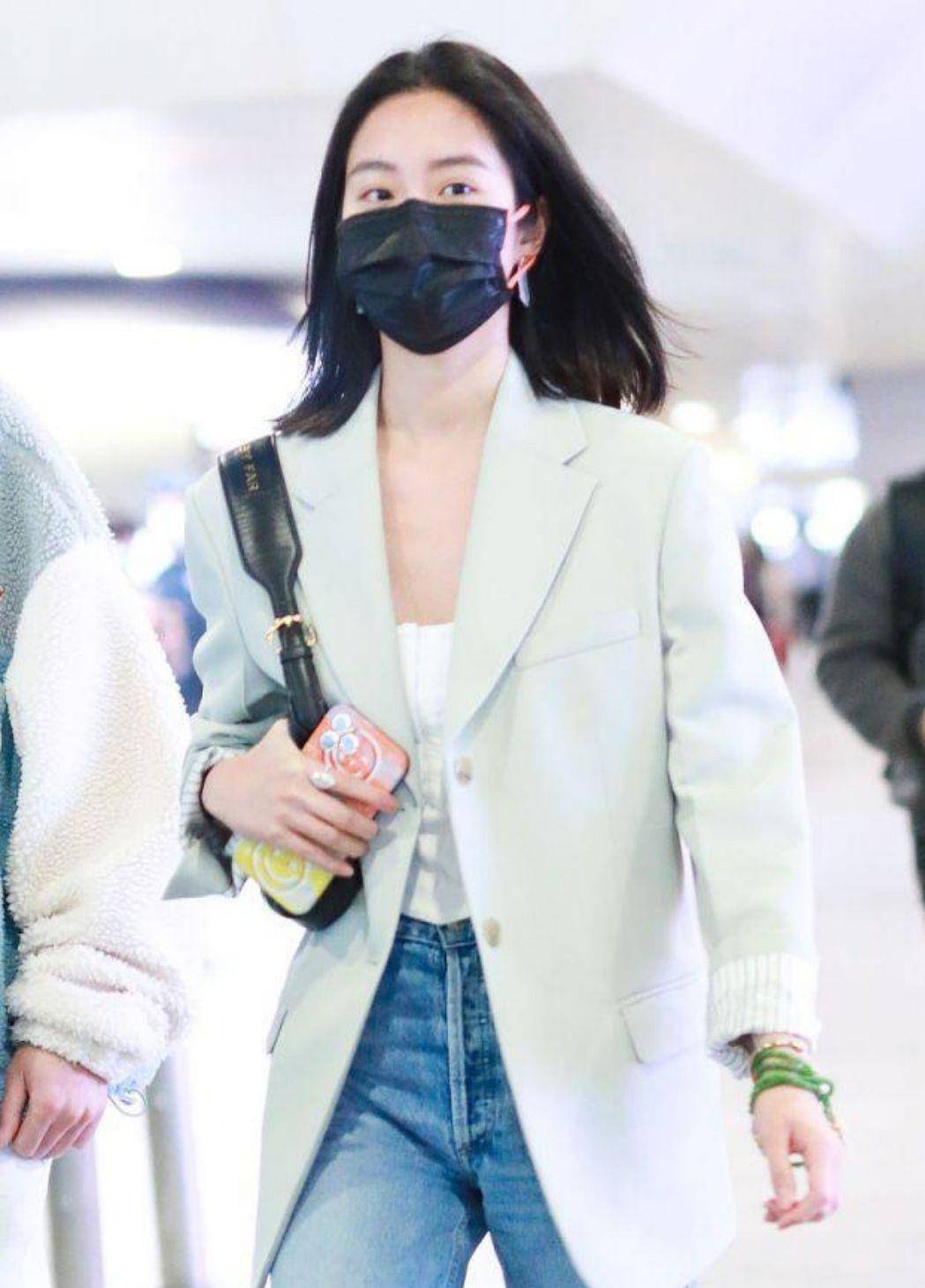 显得 杨采钰素颜装出现机场，穿浅绿色西服显少女，对肤色自信十足