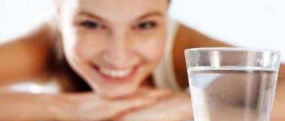 状态|起床先喝水还是先刷牙?很多人弄错了!醒后做这些事对健康影响大