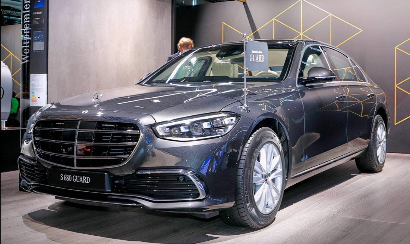 这台奔驰s级轿车在动力方面采用的是一台奔驰汽车,最经典的12缸发动机