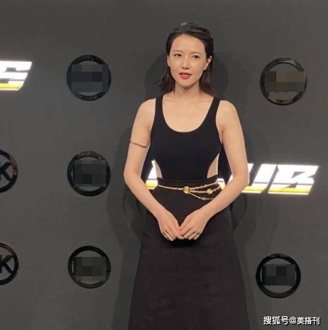 女神高圆圆被路人比下去了？穿露腰裙现身，网友：感觉合照女孩也不输