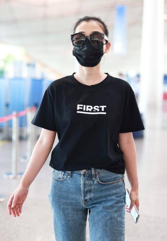 显得 梅婷瘦没了阿姨味,穿黑T配牛仔裤清爽减龄,普通款也穿出高级感