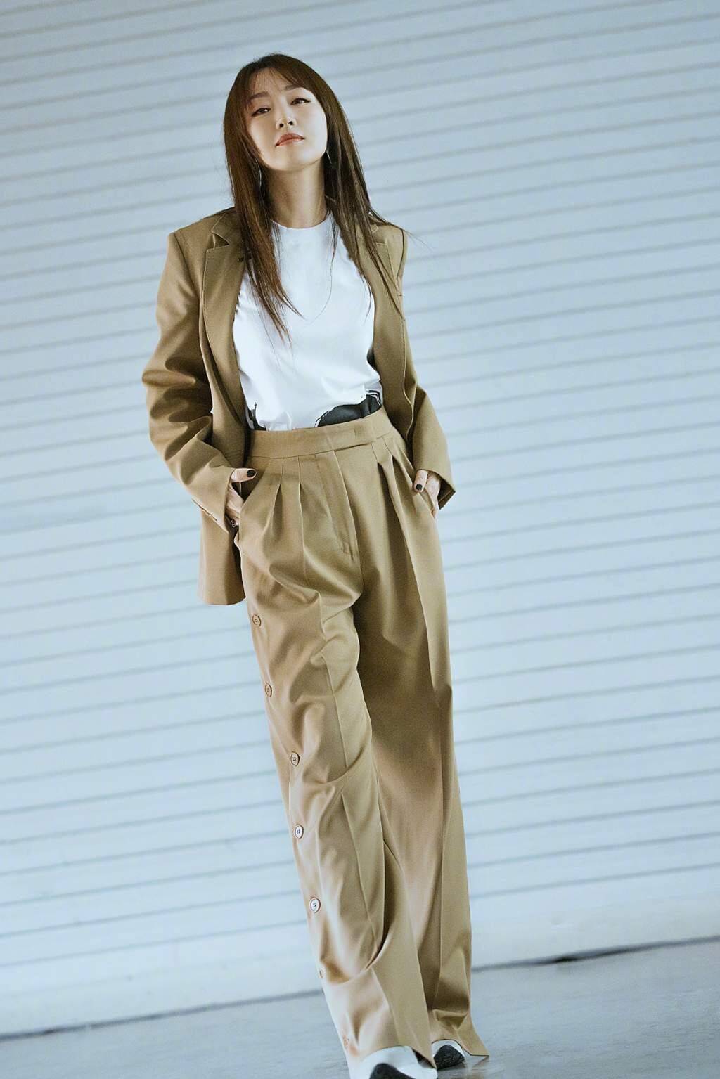 杨钰莹 50岁杨钰莹不愧是不老女神，穿粉西装少女感十足，好状态不输00后