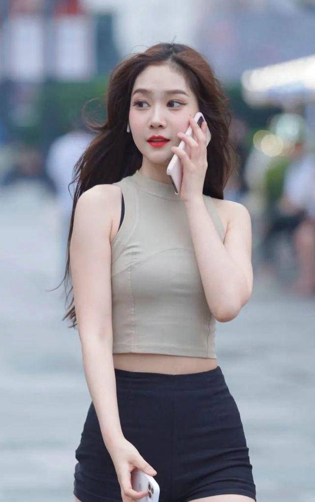 整体 街拍：针织衫穿起来也是一种浪漫，那是一种温柔，特别是淡色系列