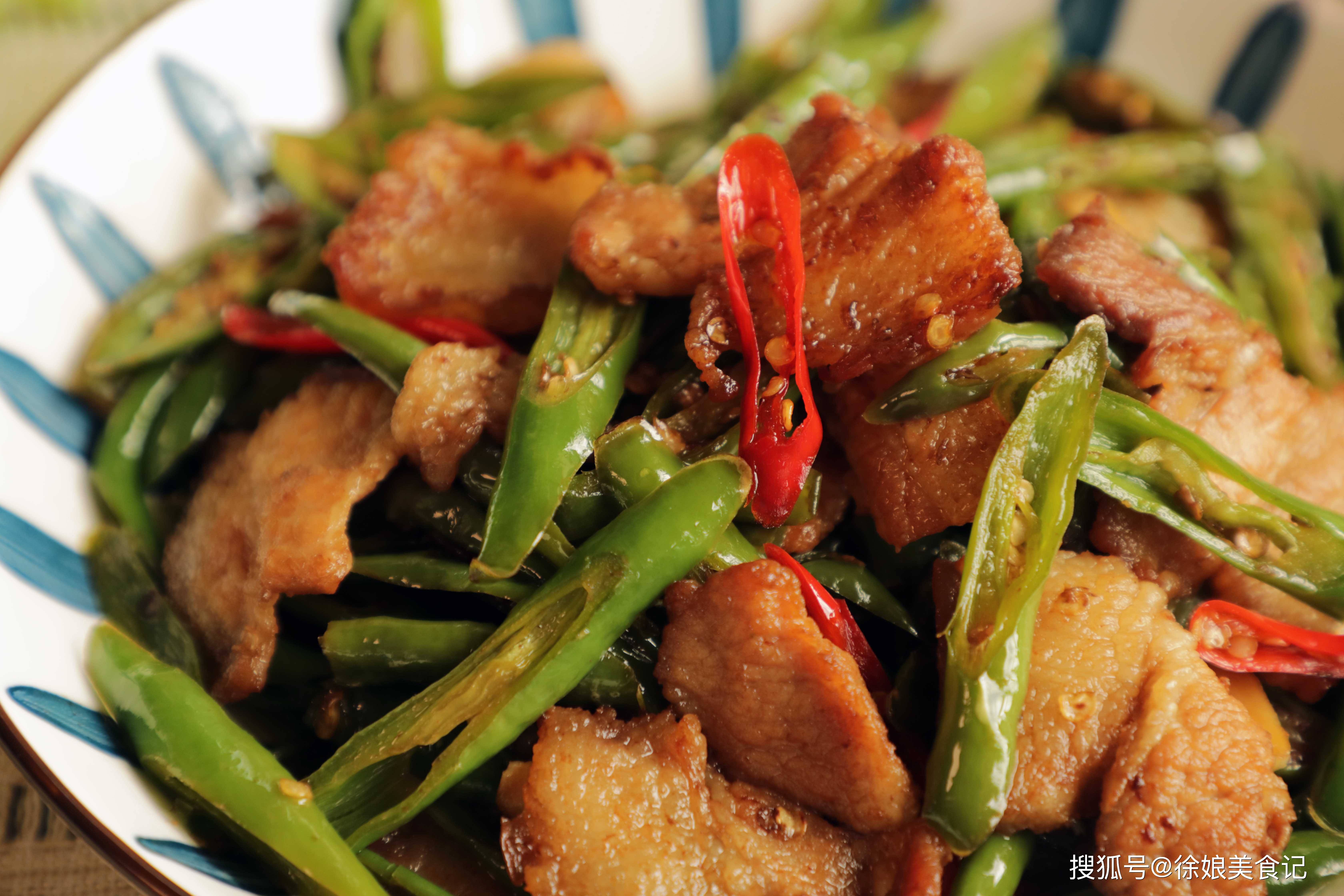 做法|做农家小炒肉，先炒辣椒还是先炒肉？大厨教你正确做法，香辣下饭