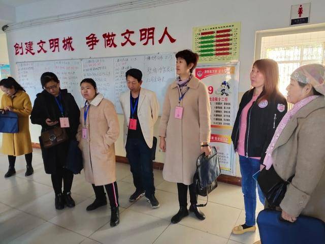 因为|女教师生二胎，不料被全班家长联名举报，列出一长串“迷惑罪状”