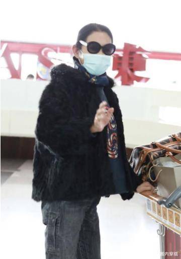 下半身 倪萍不愧是央视主持气质第一人,黑皮草穿扮现身,不土反而时髦