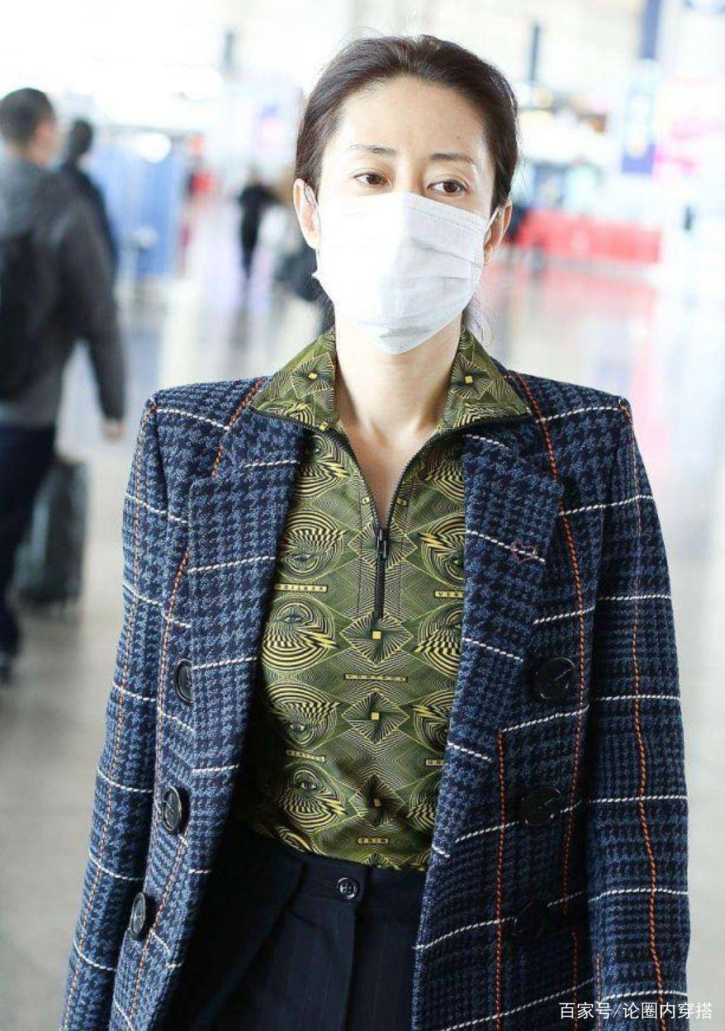 刘敏涛 刘敏涛真不服老，格纹西服外套配花衬衫，轻松展现复古风采