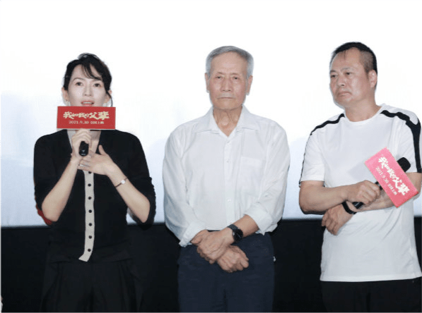 关键 章子怡换新发型变化大不敢认！成导演坐C位派头足，穿开衫好温柔