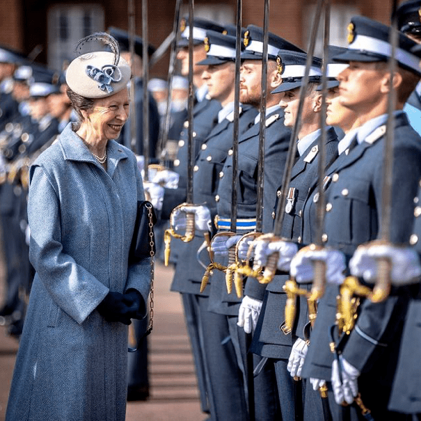 颜色 英国长公主比女王更优雅！灰色的假两件大衣显俏皮，不像71岁老太