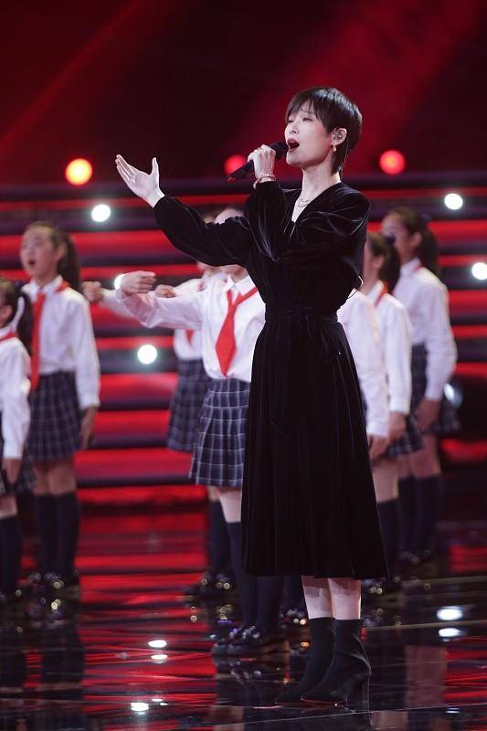 黑色 李宇春风格改变真大，短发配上“耀眼裙”，终于有点女人味了