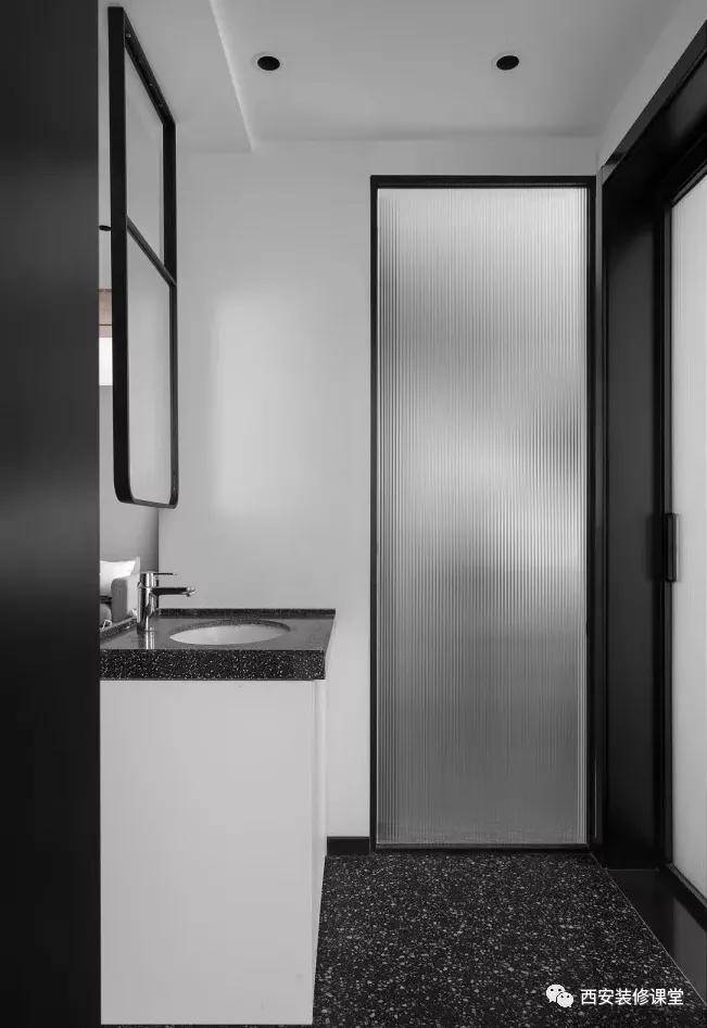 同时进门更有高级感;原有厨房门洞没有封闭,采用长虹玻璃做了透光隔断