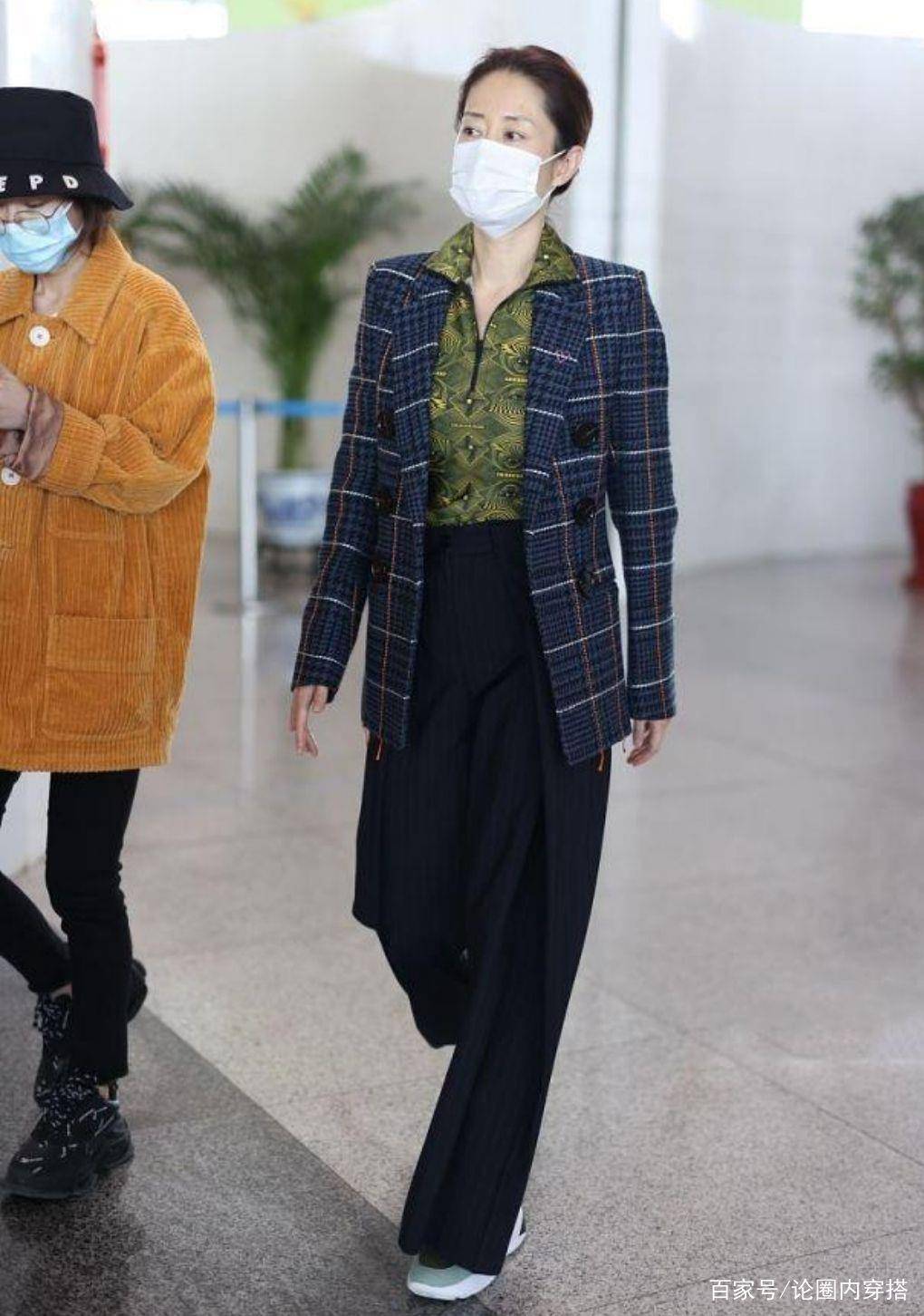 刘敏涛 刘敏涛真不服老,格纹西服外套配花衬衫,轻松展现复古风采