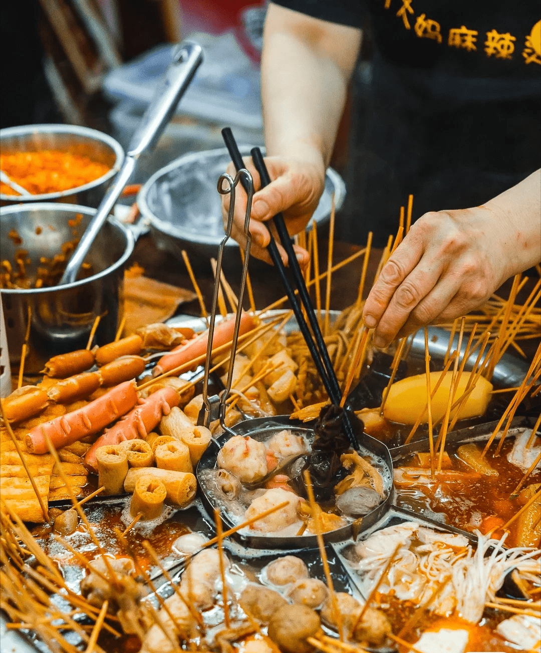 09年来深圳就在宝安摆摊卖麻辣烫了,至今有12年了,虽然没招牌,没环境