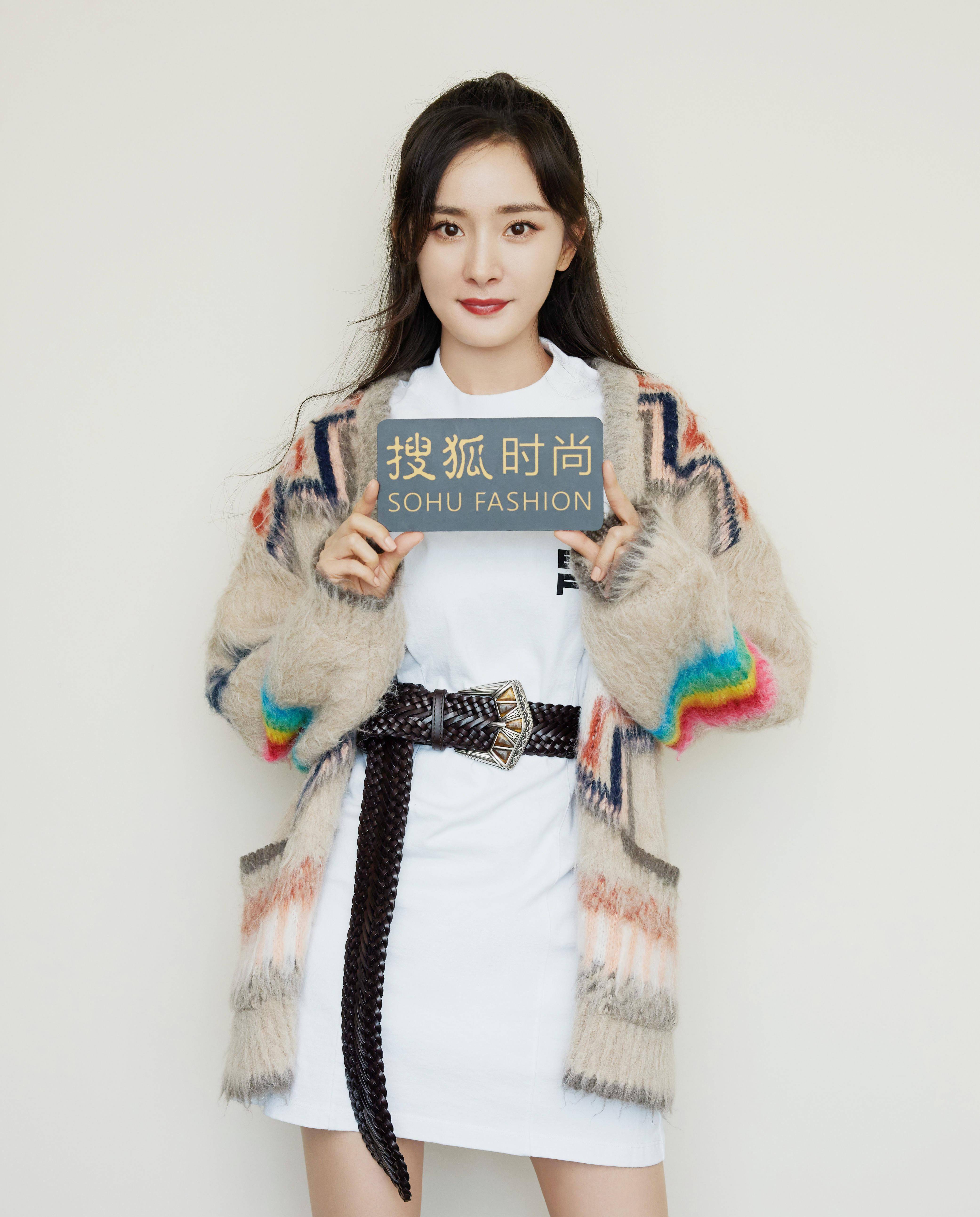 棕色 杨幂晚秋穿搭，长款涂鸦针织衫搭配束腰白T恤，全是穿搭小心机