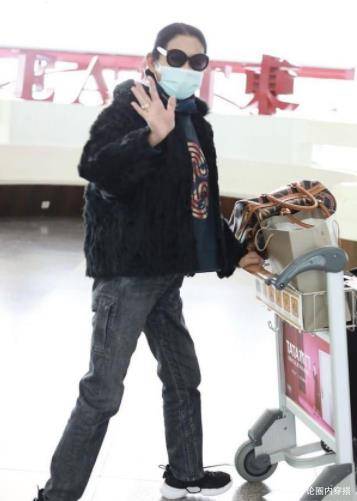 下半身 倪萍不愧是央视主持气质第一人,黑皮草穿扮现身,不土反而时髦