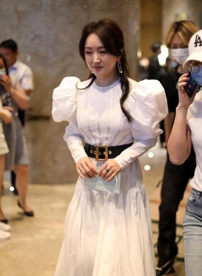 颜色 50岁杨钰莹不肯优雅老去，还穿泡泡袖公主裙扮少女，气质确实不错
