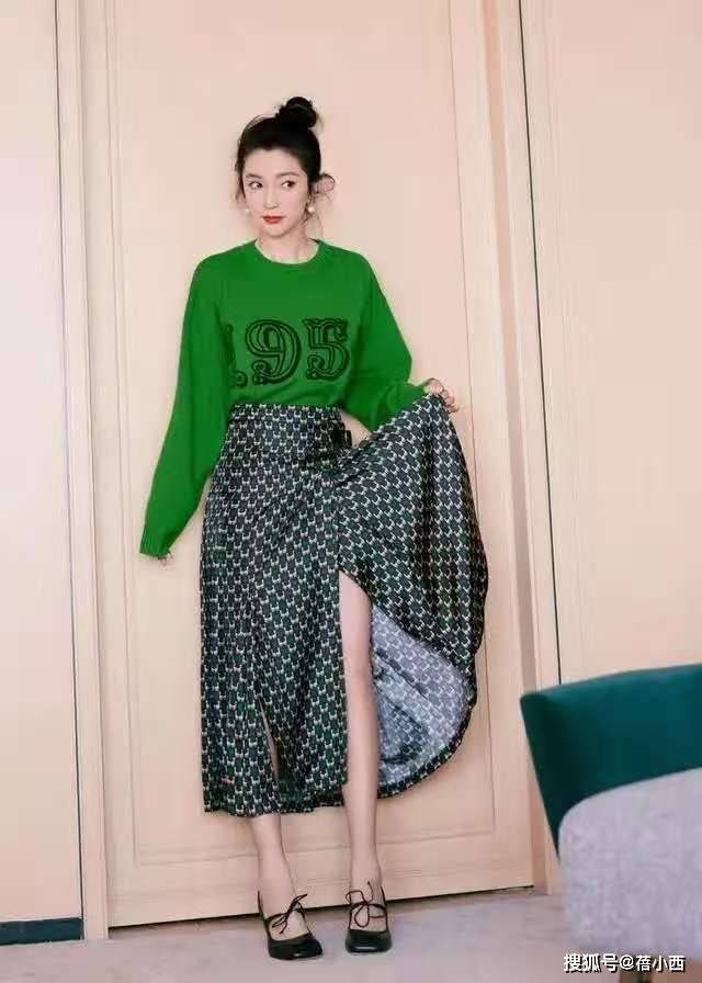 身材 李冰冰真会“扮嫩”，穿T恤配牛仔裤走机场，哪像奔五的年纪？