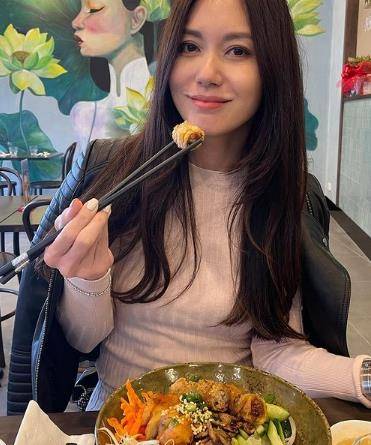 49岁的郭妃丽,身形依旧纤细苗条,网友:不愧是"最美殷素素"_身材