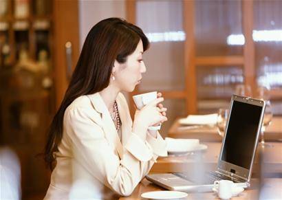 新依美护肤:每天八杯水的正确喝法