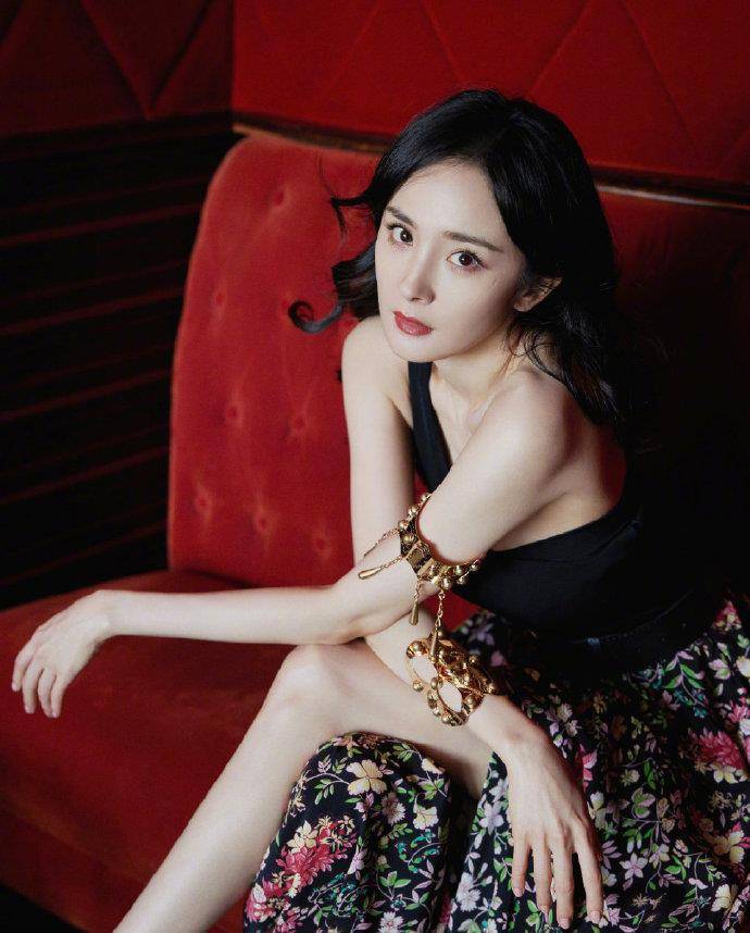 下半身 35岁杨幂生图也不能打了，高清镜头下毛孔粗大，高开叉裙秀小鸟腿