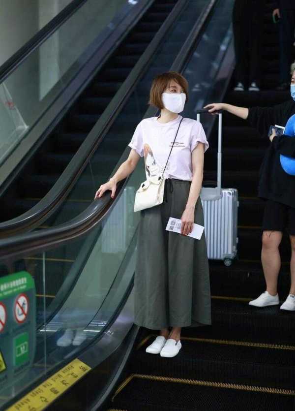 粉色 马伊琍气质真独特，T恤配阔腿裤就能穿出高级感，不愧是气质女神