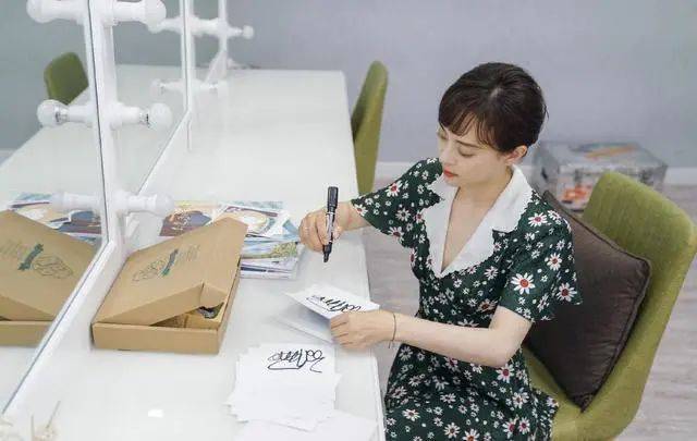 俏丽 孙俪穿白色连衣裙都出彩,优雅大气灵动俏丽,有品位就是不一样