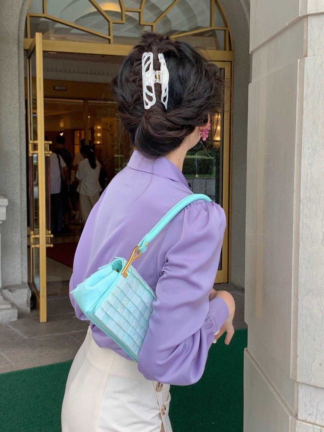 颜色 衬衫怎样搭复古又显气质？紫色衬衫搭配半身裙，时髦精致还温柔